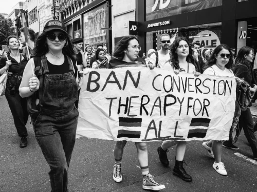 Protes terhadap terapi konversi.